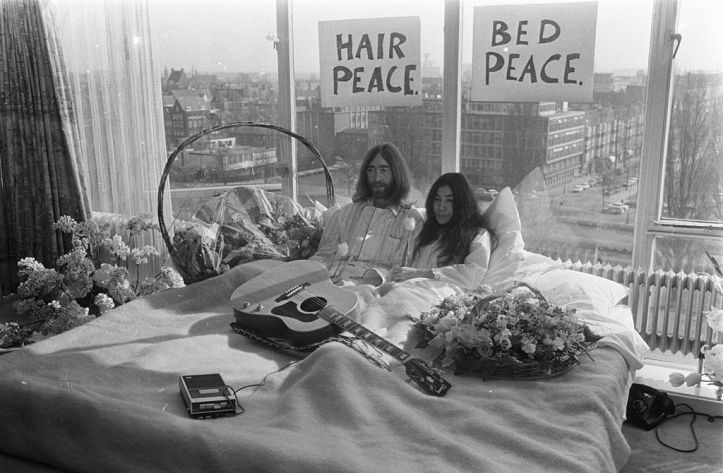 1024px-Bed-In_for_Peace,_Amsterdam_1969_-_John_Lennon_&_Yoko_Ono_17